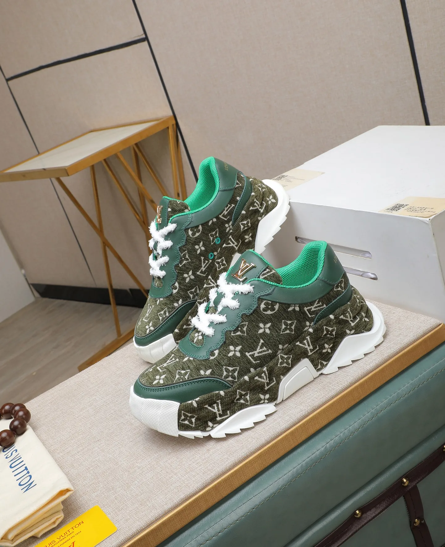 Men's shoes 💰600 LV are novel and fashionable, and the uppers are made of imported cowhide + LV special materials! Super trendy design! It’s eye-catching! The leather is soft, delicate, shiny and translucent, showing the ultimate in pure handcraftsmanship, and the mesh is soft, comfortable and breathable! Size: 39-44 (38 45 customized)